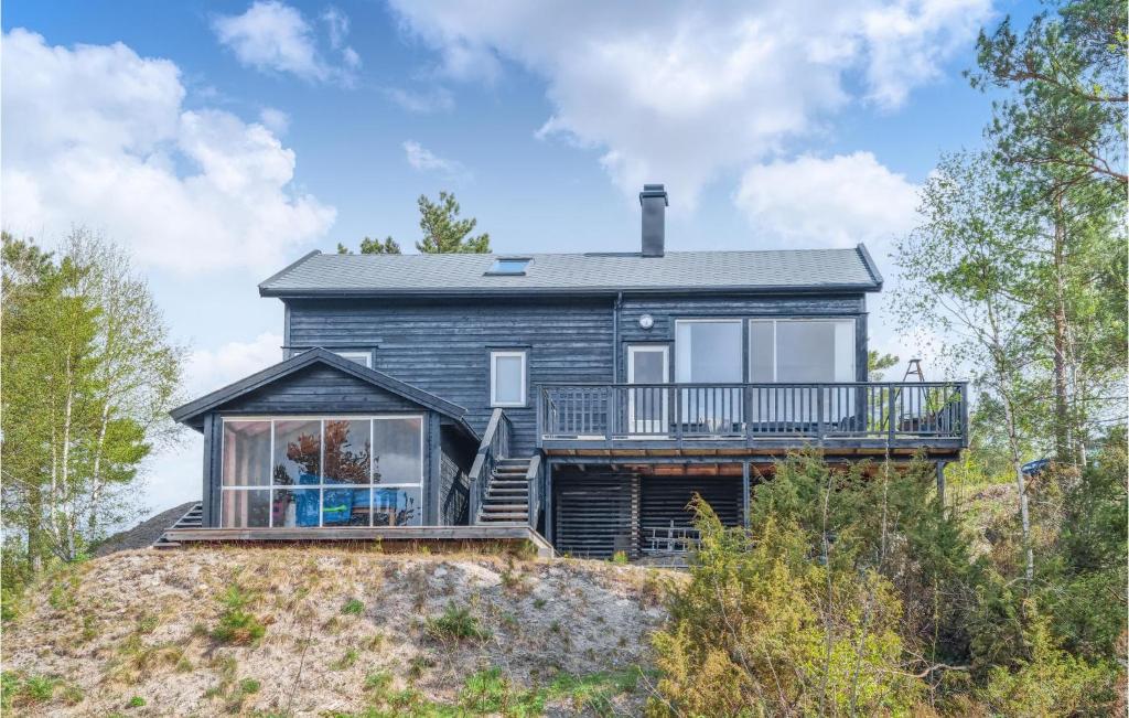 una casa sentada en la cima de una colina en Lovely Home In Mykland With House Sea View, en Mykland