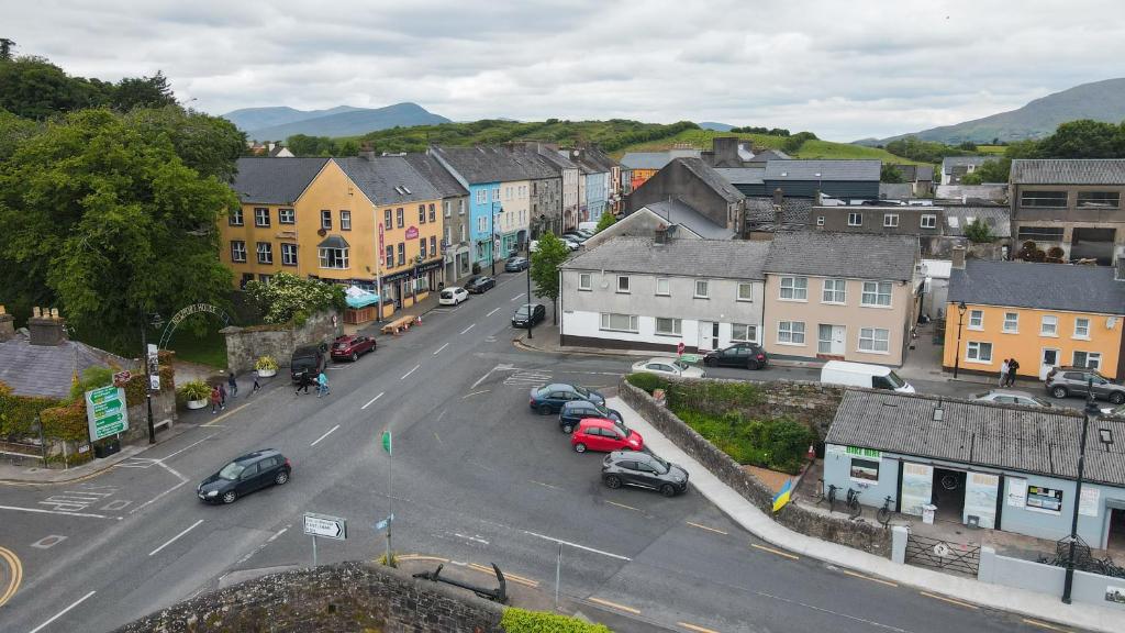 uma vista aérea de uma cidade com carros estacionados numa rua em Corner House em Newport