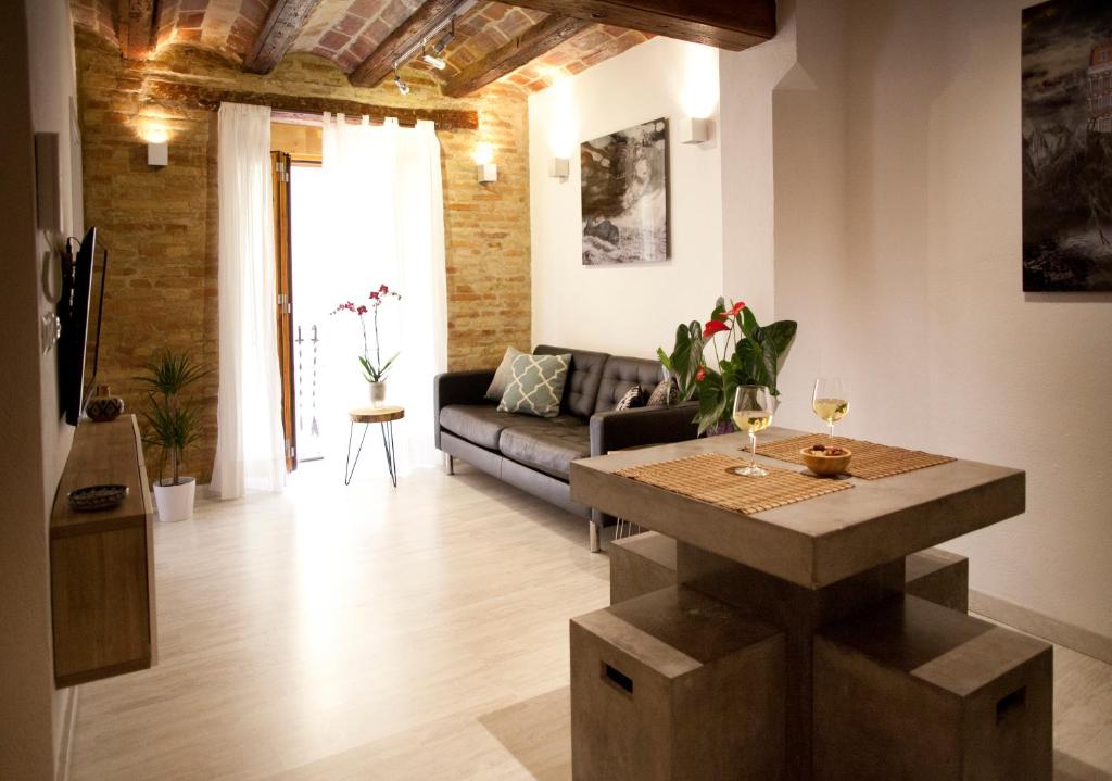 een woonkamer met een bank en een tafel bij Authentic Charming Apartment/Wifi/Air Conditioning in Valencia