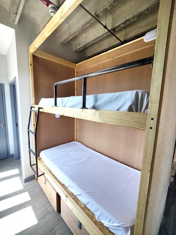 Postel nebo postele na pokoji v ubytování Cwtsh Hostel