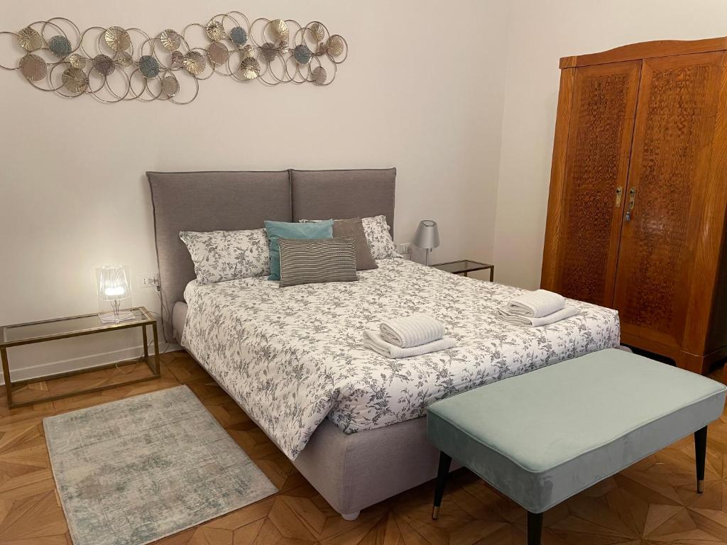 1 dormitorio con 1 cama con mesa y 1 cama sidx sidx sidx sidx en Pogri House Unità, en Trieste