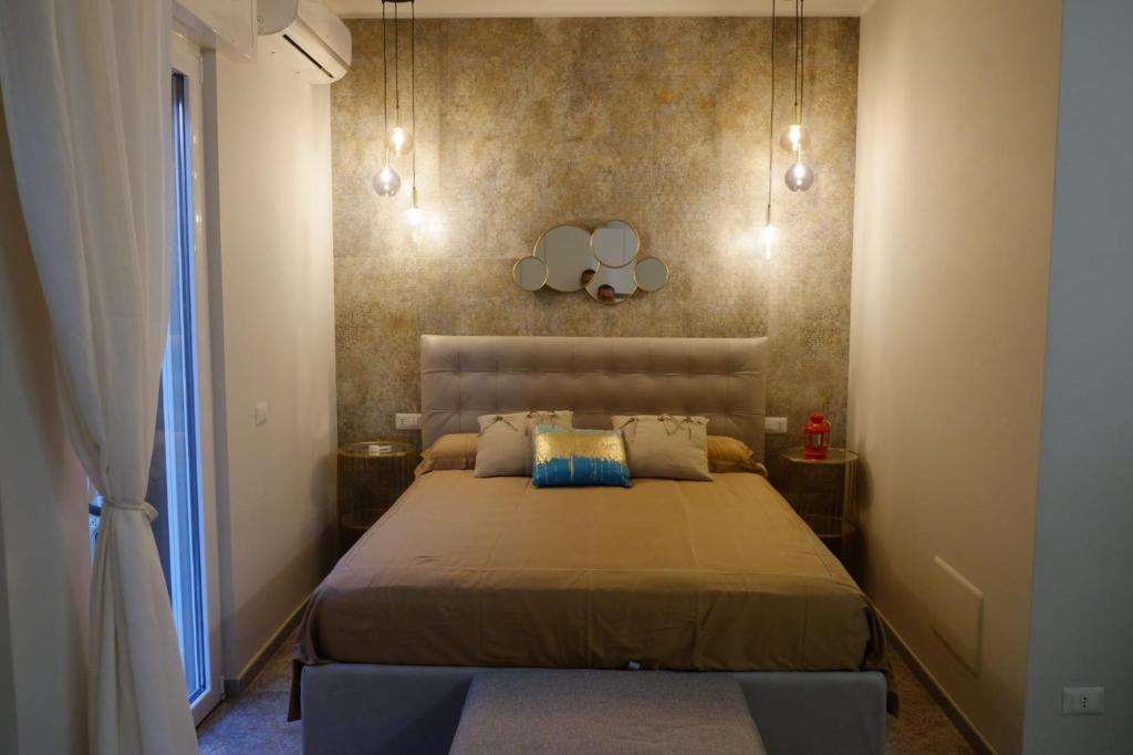 Un pat sau paturi într-o cameră la Suite107