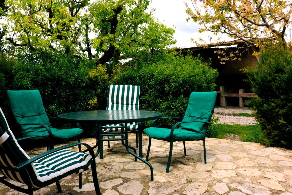 A garden outside Casas Rurales Tío Segundo