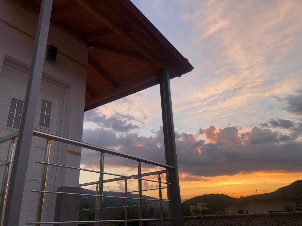 Nespecifikovaný výhled na hory nebo výhled na hory při pohledu z hotelu
