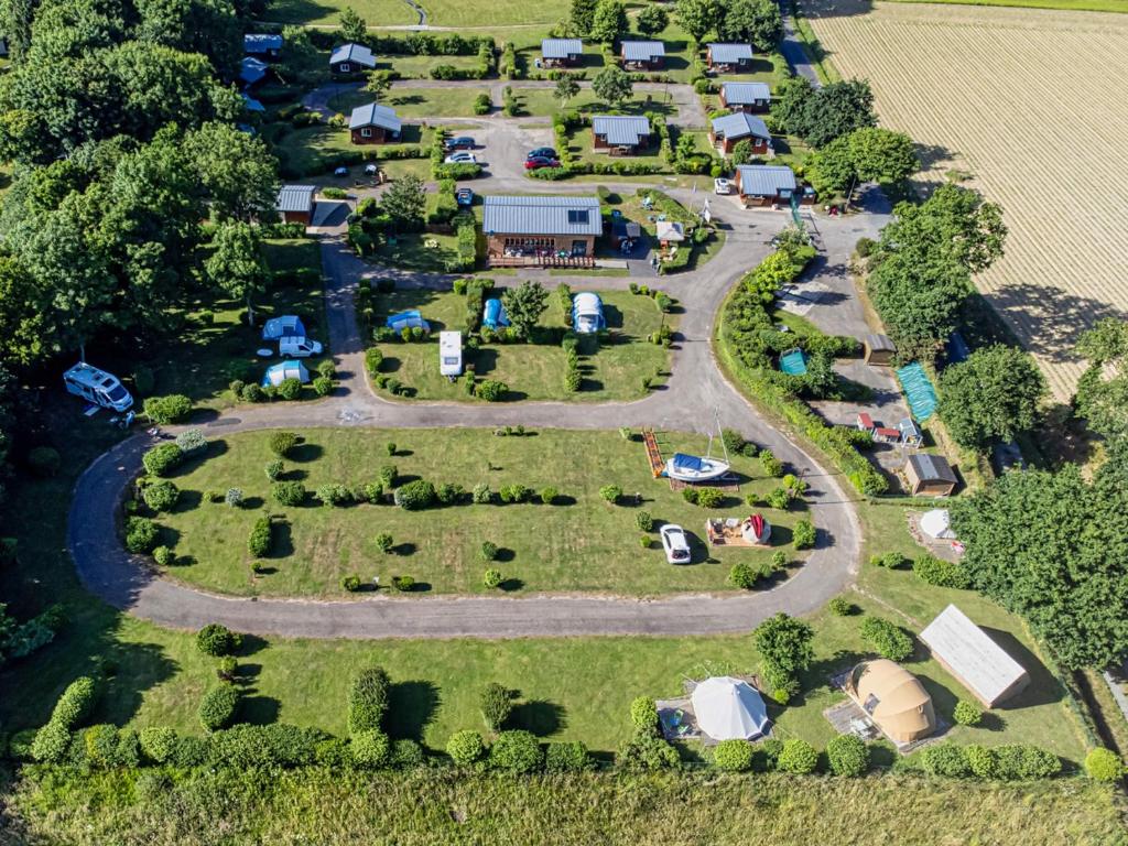 una vista aerea di una fattoria con tende e auto di Camping La Tourelle a Plémy