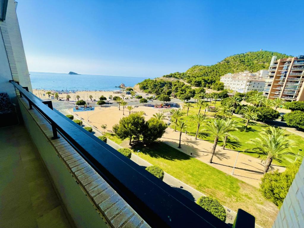 uma vista para a praia a partir da varanda de um edifício em A576 - Balcón del Mar - 2004 Finestrat s.l. em Villajoyosa