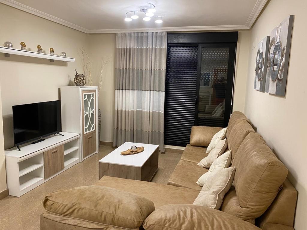 - un salon avec un canapé et une télévision dans l'établissement MAGNIFICO APARTAMENTO EN GARBI con Aire Acondicionado, à Peñíscola