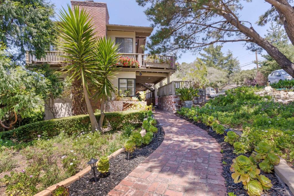uma passarela de tijolos que leva a uma casa com plantas em Comfort Inn Carmel By the Sea em Carmel