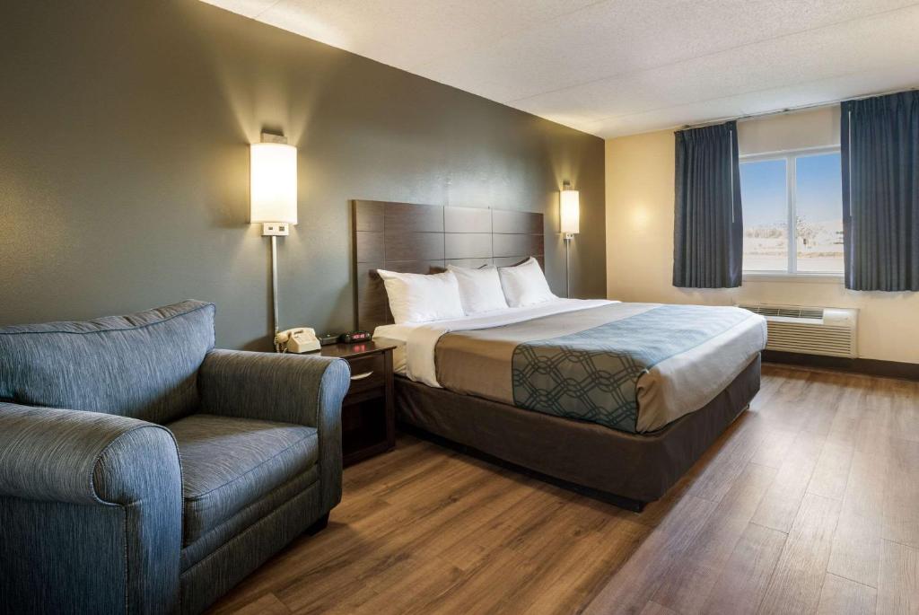Econo Lodge Darien Lakes - King Room - No Fumar/interior