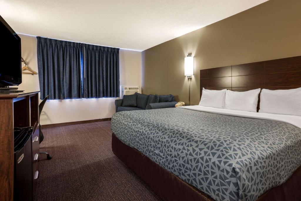 Econo Lodge Darien Lakes - Room King Con Sofá Cama - No Fumadores