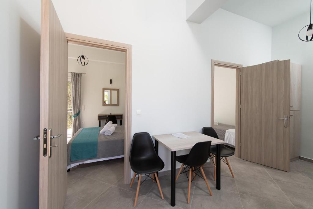 Postel nebo postele na pokoji v ubytování Loggos Apartments