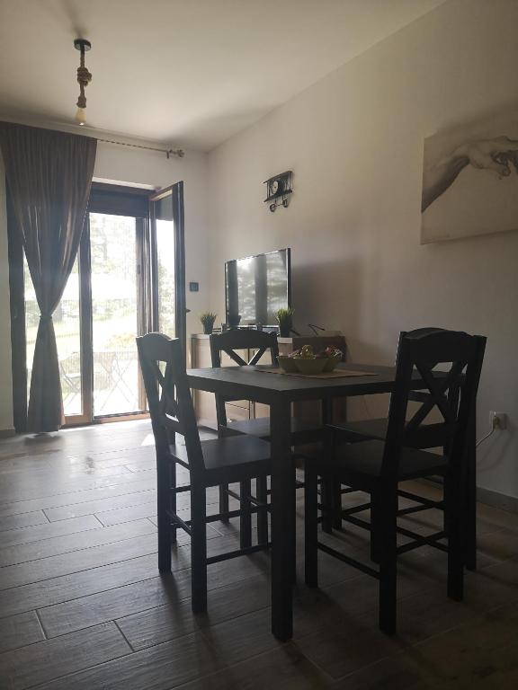 TV a/nebo společenská místnost v ubytování KATUN Apartmani & SPA