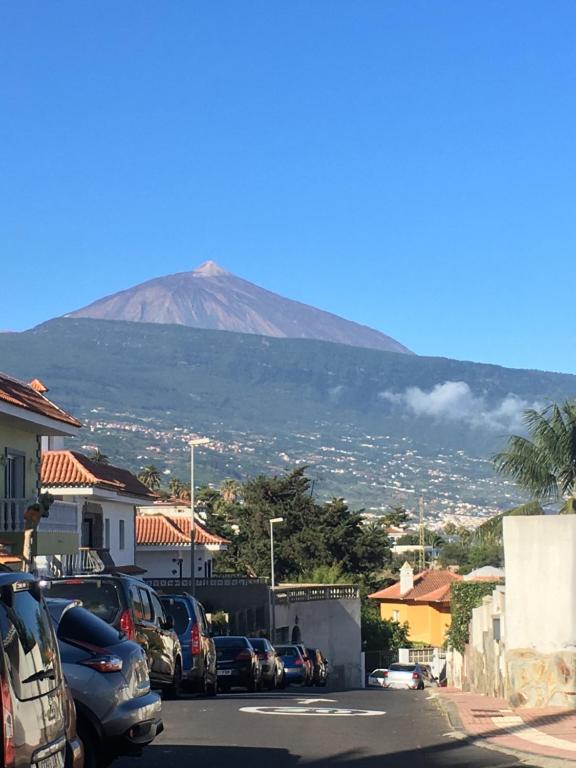 Pemandangan umum gunung atau pemandangan gunung yang diambil dari apartemen