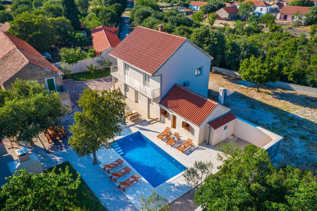 an aerial view of a house with a swimming pool at kuća za odmor ZARA in Stankovci