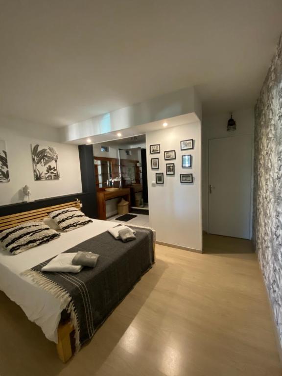 a bedroom with a large bed in a room at Centre & plage - T2 cosy avec terrasse & jardin in Saint-Gilles les Bains