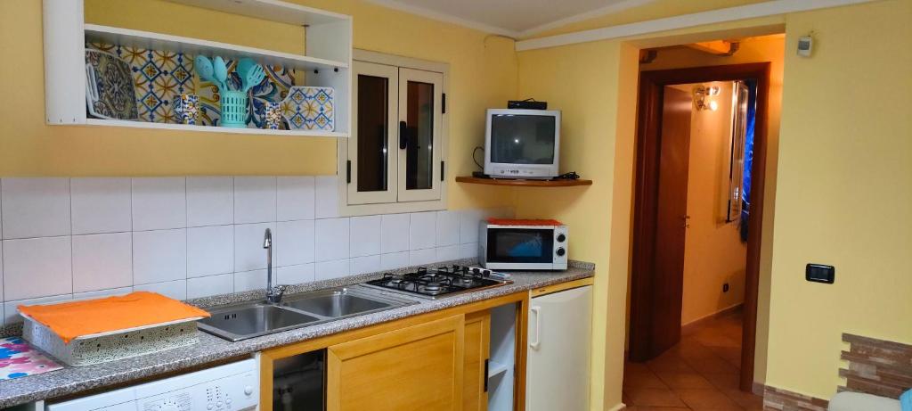 Kuchnia lub aneks kuchenny w obiekcie villa Fuga