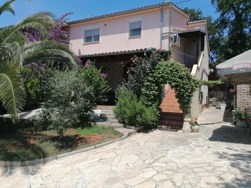 ein Haus mit Garten davor in der Unterkunft Apartman Ilaria in Medulin