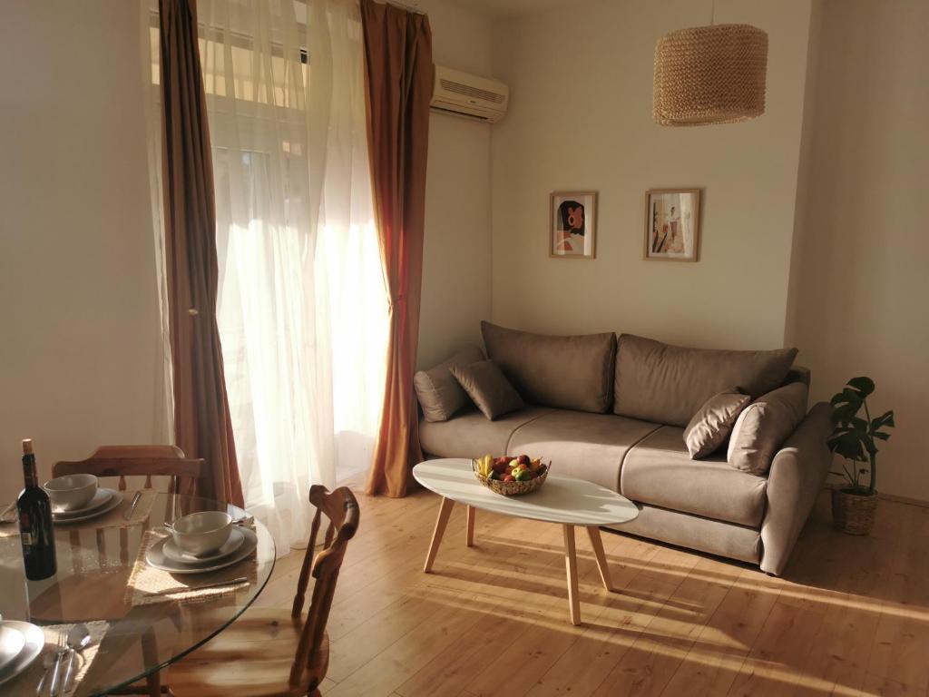 uma sala de estar com um sofá e uma mesa em Lu&Lu em Split