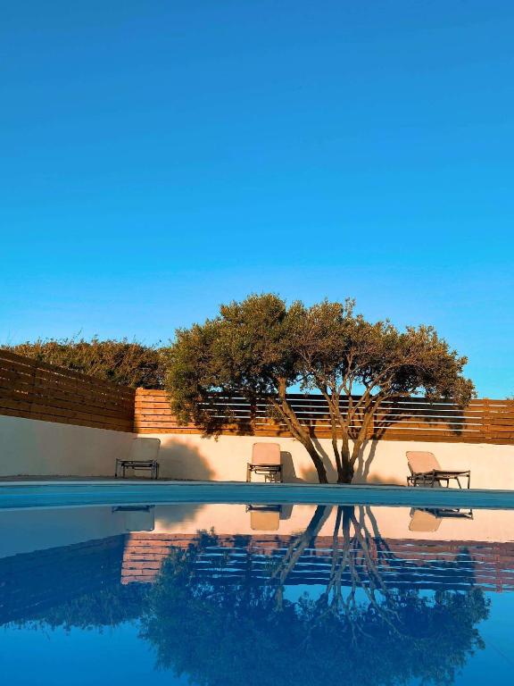 Bazén v ubytování Rousolakos Pool Apartments nebo v jeho okolí