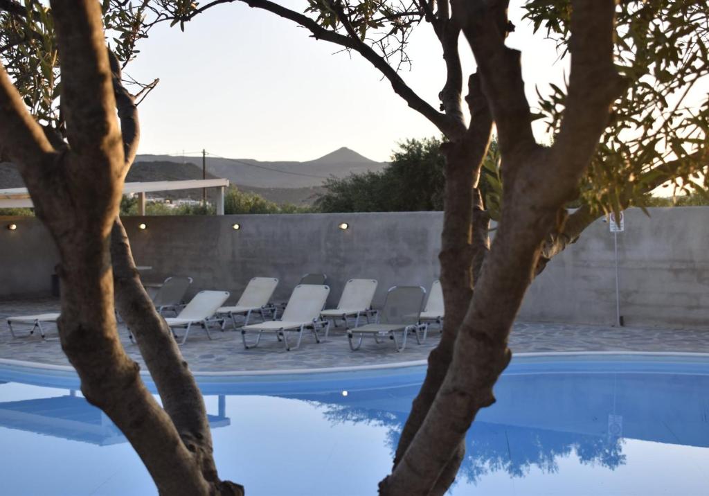 Bazén v ubytování Rousolakos Pool Apartments nebo v jeho okolí