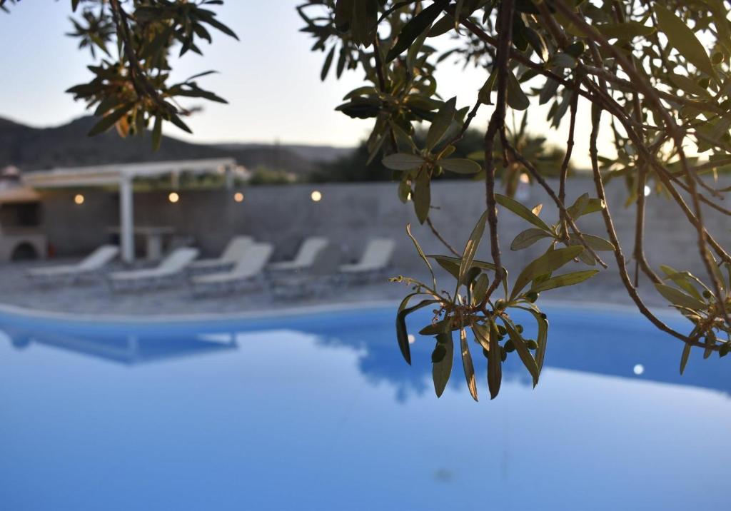 Bazén v ubytování Rousolakos Pool Apartments nebo v jeho okolí