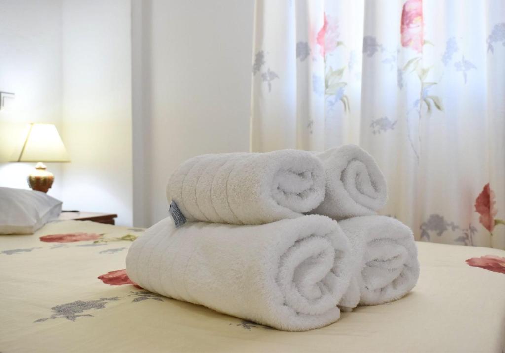 Postel nebo postele na pokoji v ubytování Rousolakos Pool Apartments