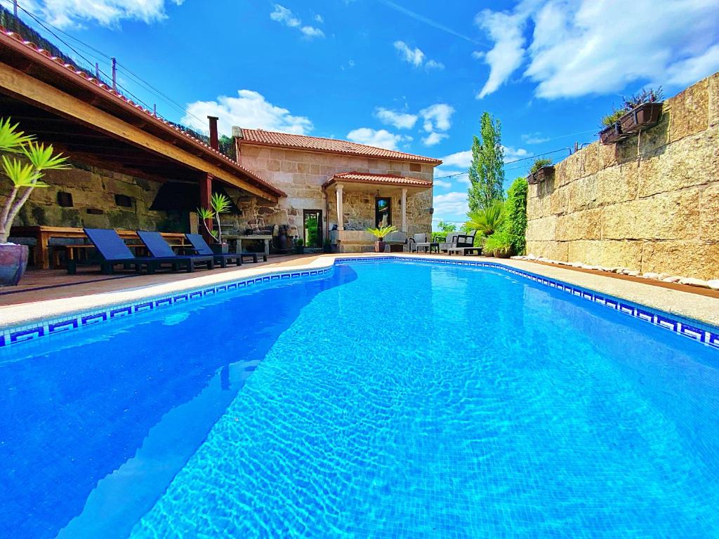 VILLA NOGUEIRA - Casa rústica con piscina, barbacoa y sala de juegos, Meis,  Spain - Booking.com
