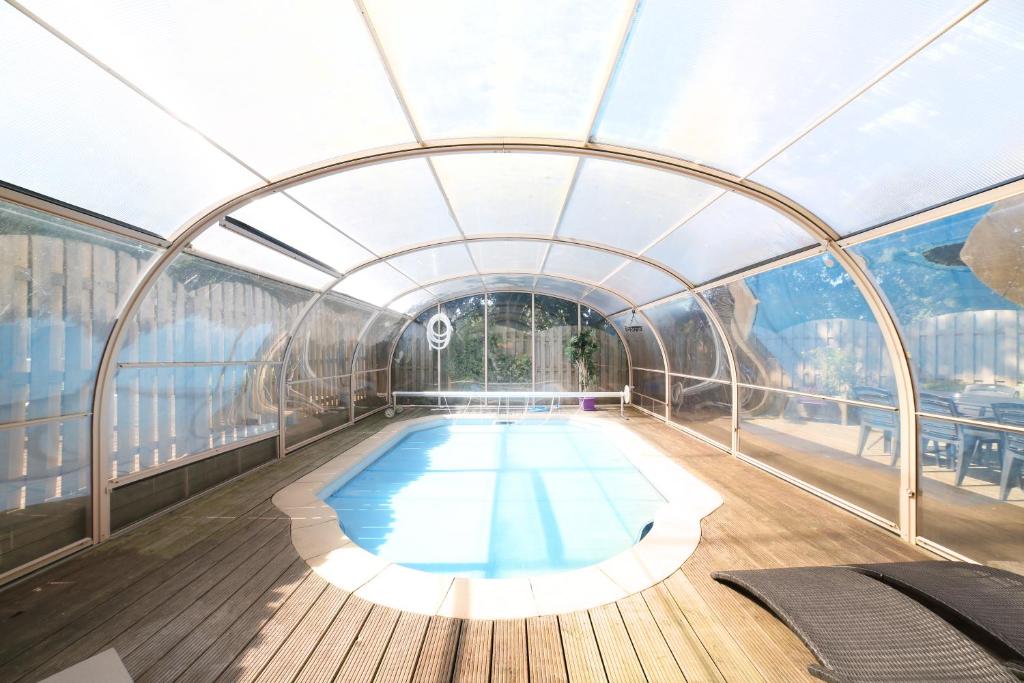 una piscina en la terraza de un crucero en Dolce Casa Pool and Sauna, en Francorchamps