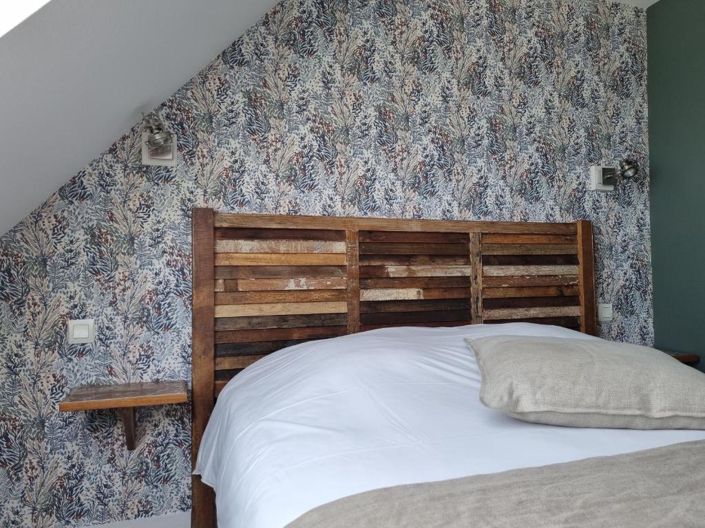 Postel nebo postele na pokoji v ubytování Hôtel Vauban
