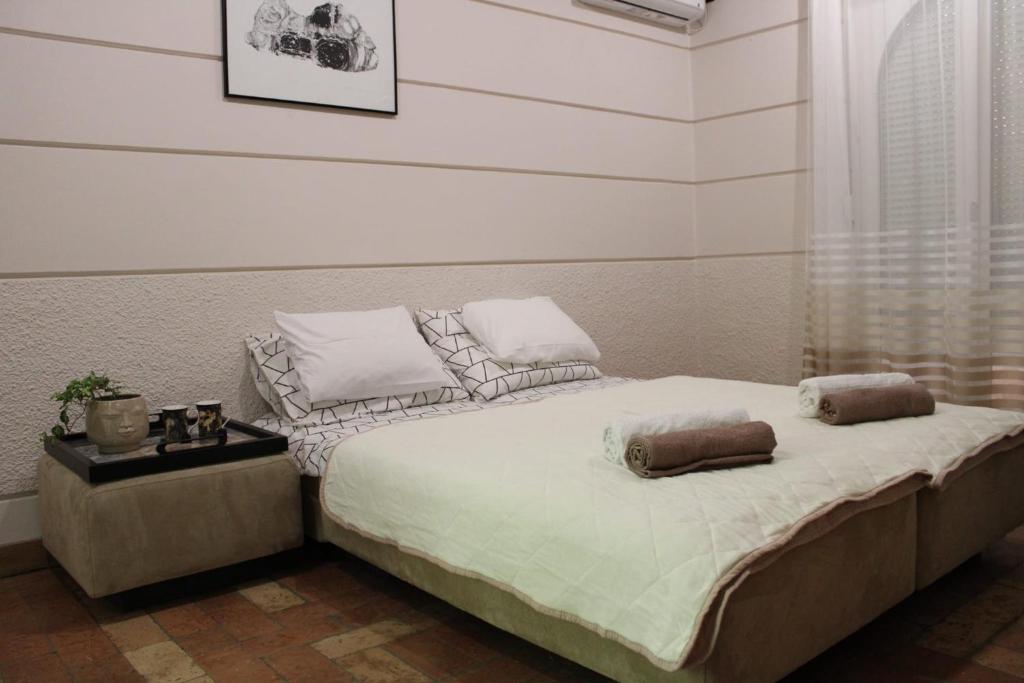 En eller flere senge i et værelse på Garden Center Apartment