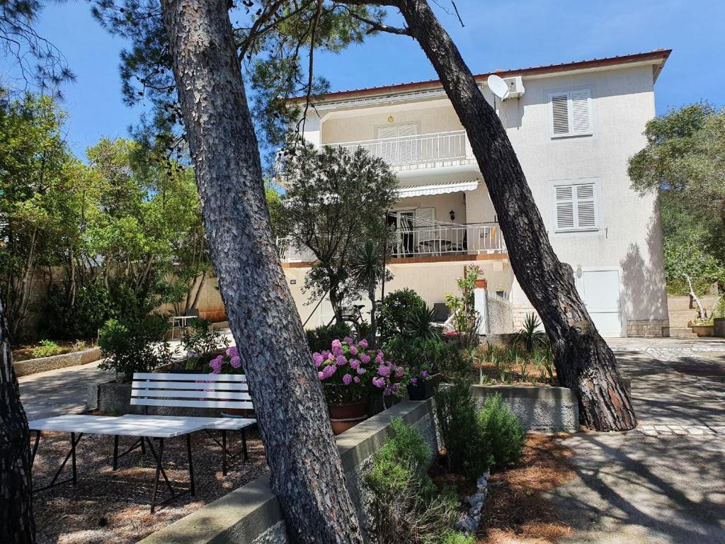 Zahrada ubytování Sidus Maris, Spacious Seaside Apartment with Free Parking