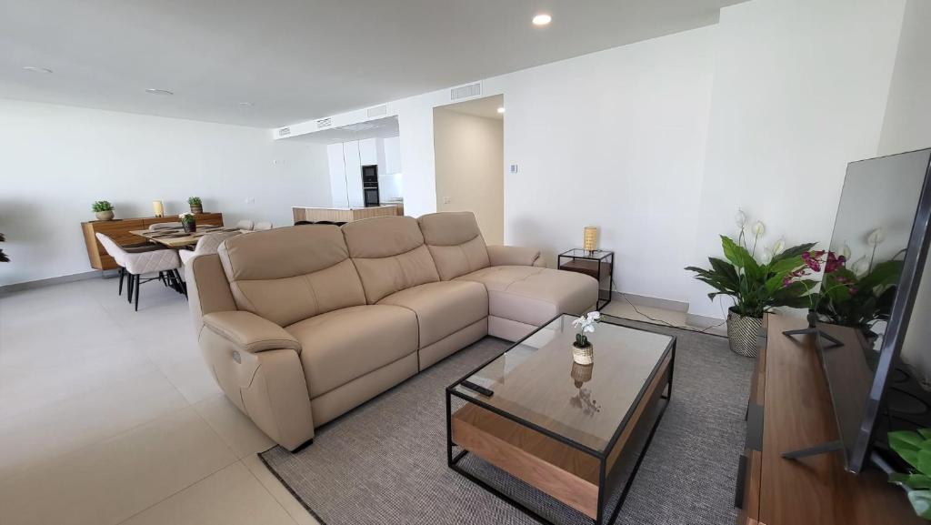 Posedenie v ubytovaní High end large ground floor with luxury private pool and sea views