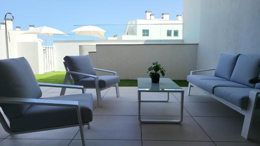 Posedenie v ubytovaní High end large ground floor with luxury private pool and sea views