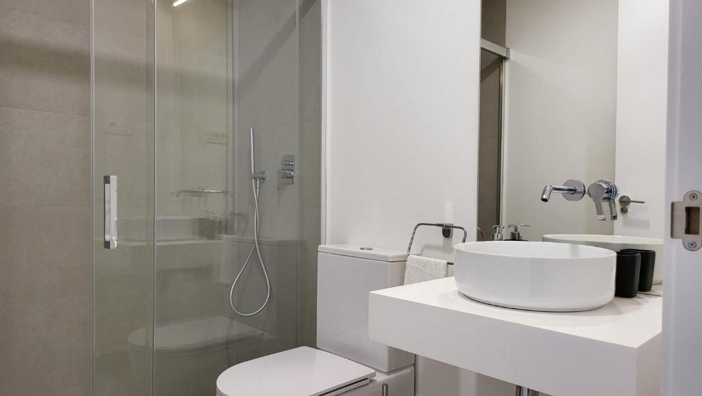 Kúpeľňa v ubytovaní High end large ground floor with luxury private pool and sea views