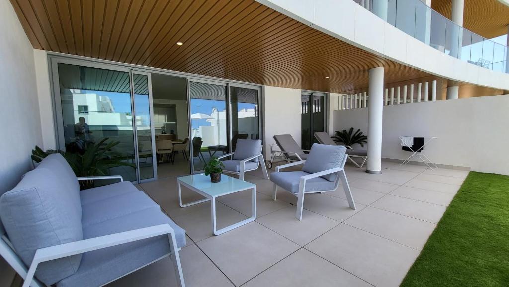 Posedenie v ubytovaní High end large ground floor with luxury private pool and sea views
