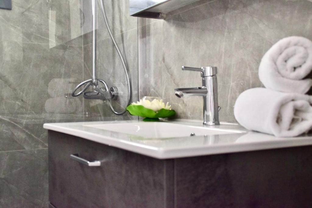 een badkamer met een wastafel en handdoeken bij Stunning Two Bedroom Apartment!! in Larnaka