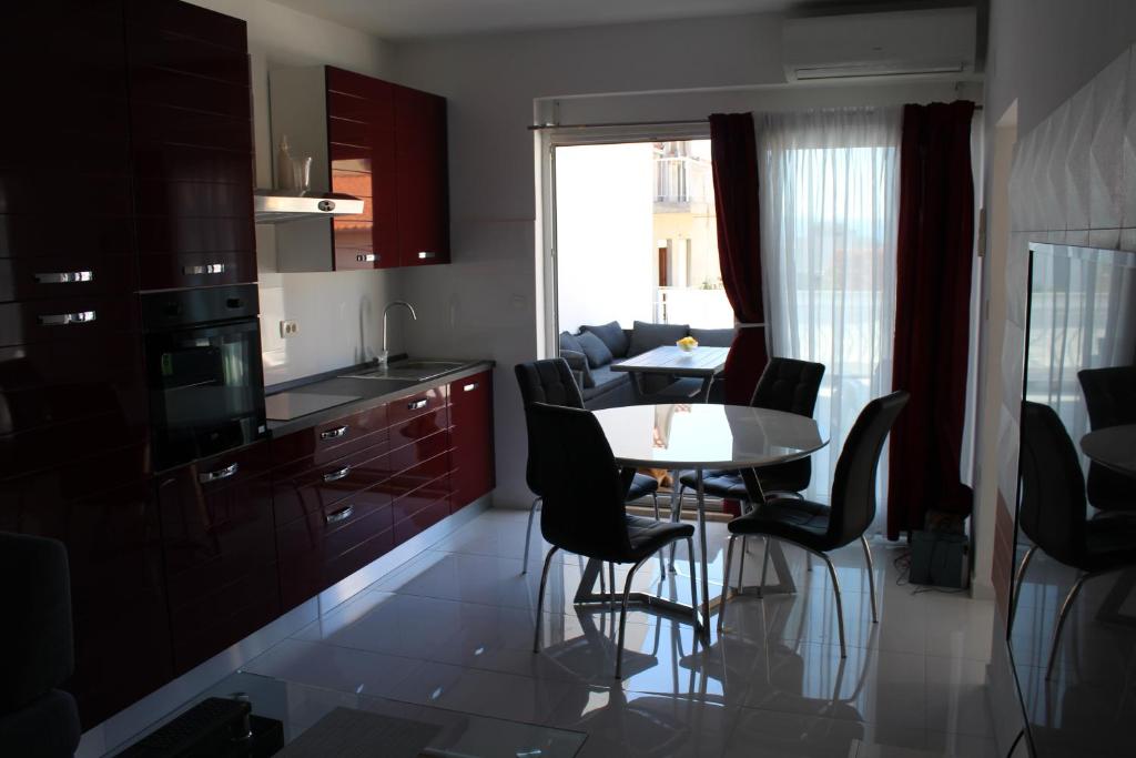 Televízia a/alebo spoločenská miestnosť v ubytovaní Luxury apartment Maestral - private pool
