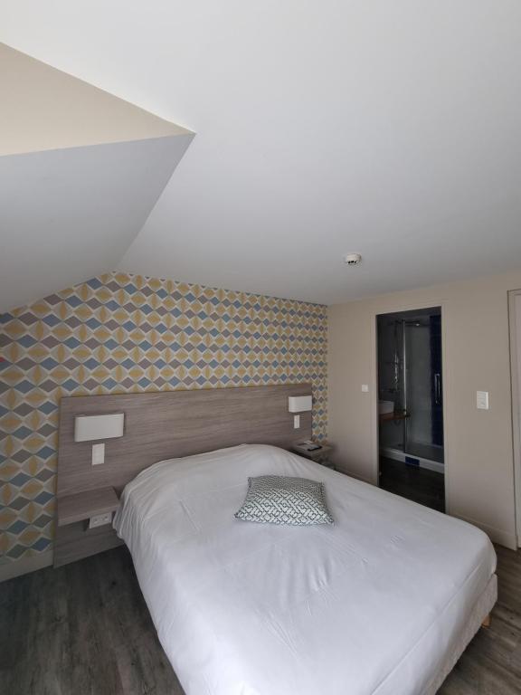 Postel nebo postele na pokoji v ubytování Hôtel Vauban