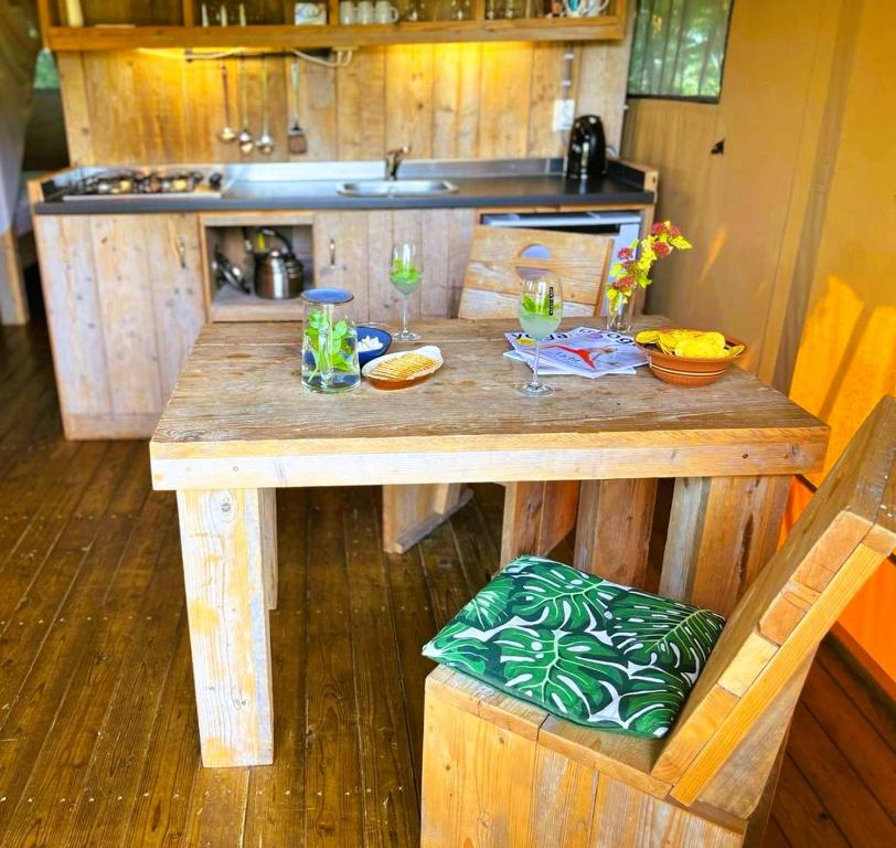 Kuchyň nebo kuchyňský kout v ubytování Uylkenshof safaritenten en natuurhuisjes