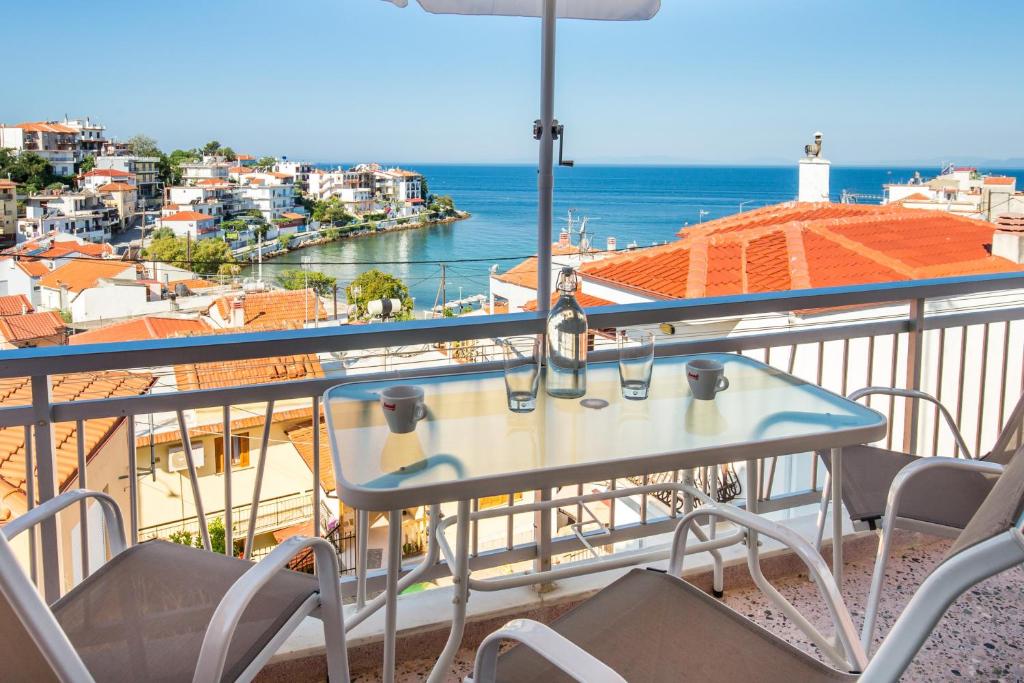 een tafel op een balkon met uitzicht op de oceaan bij "Thea" Apartment 1 in Skala Marion