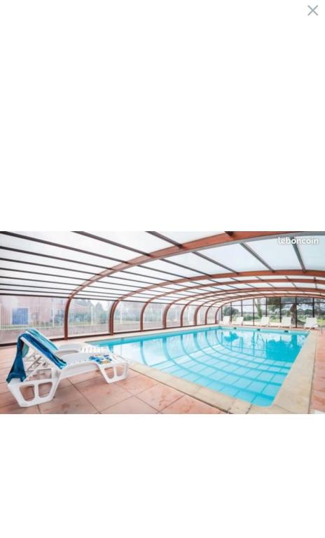 een weergave van een zwembad in een gebouw bij Villa agréable avec jardin et piscines in Béziers