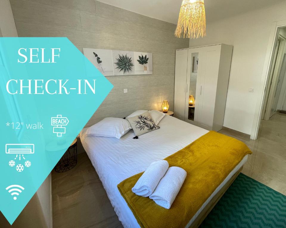 une chambre avec un lit avec deux serviettes blanches dessus dans l'établissement Superbe appartement idéalement situé à Cannes, à Cannes