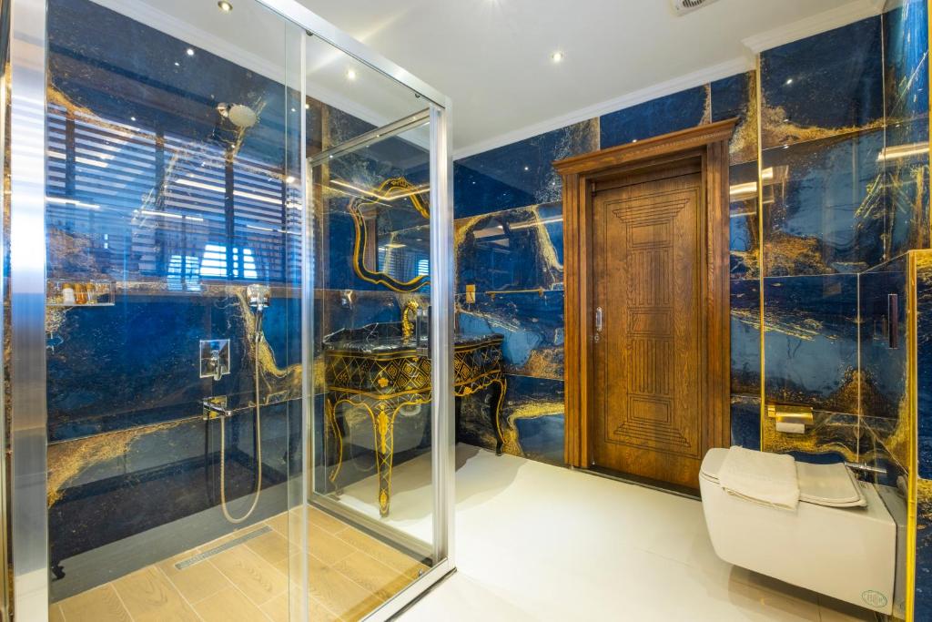 Koupelna v ubytování Reis Royal Hotel