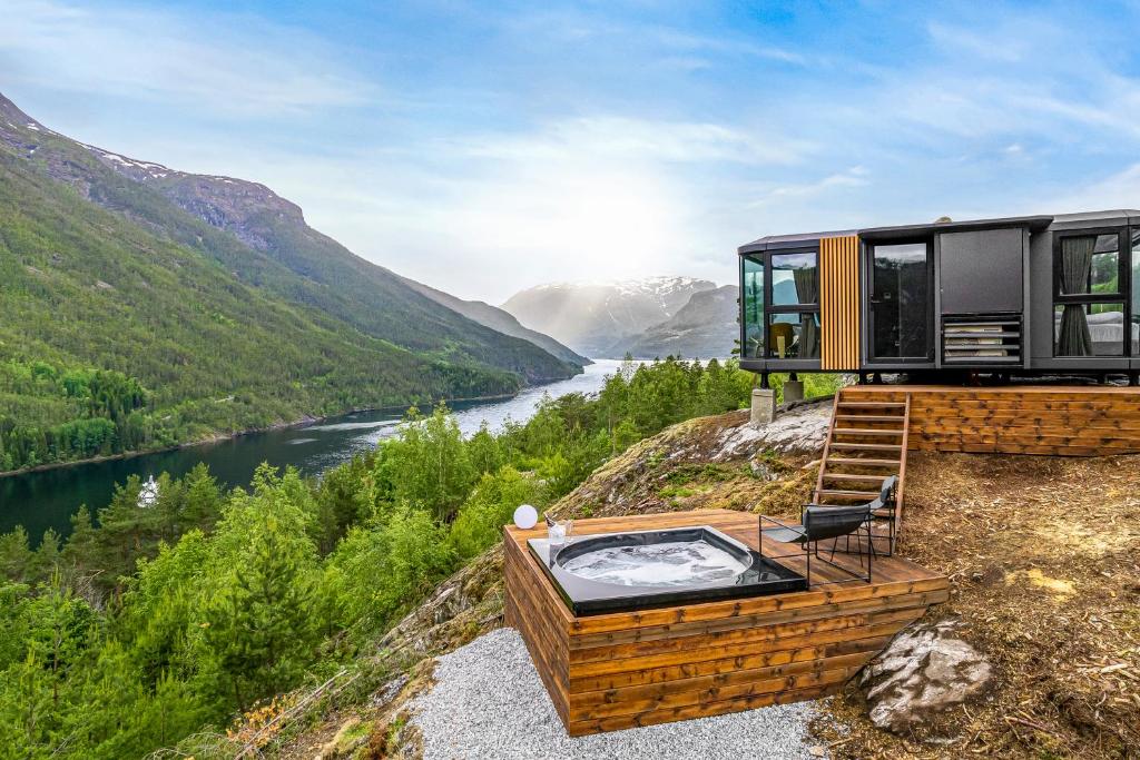 uma casa numa colina com uma banheira de hidromassagem em Sogndal Fjordpanorama - The atmosphere em Sogndal