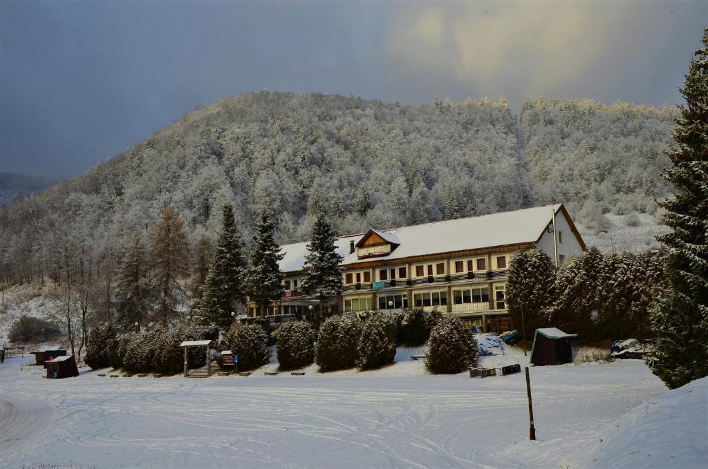 Hotel Priehrada v zimě