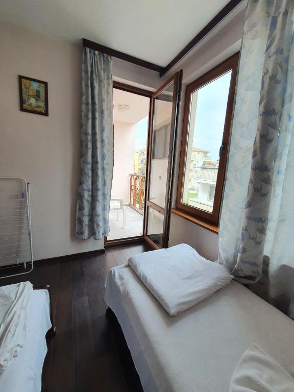 Postel nebo postele na pokoji v ubytování Lazur Hotel