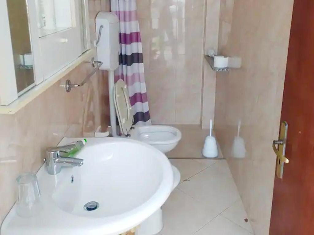 A bathroom at Stone House