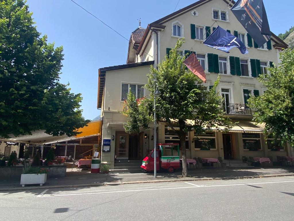 ein Gebäude mit einem davor geparkt in der Unterkunft Hasli Lodge in Meiringen