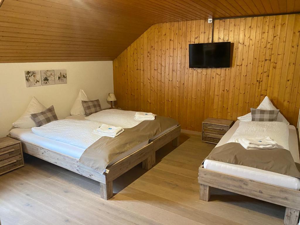 Postel nebo postele na pokoji v ubytování Hasli Lodge
