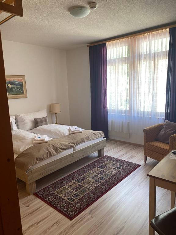 Postel nebo postele na pokoji v ubytování Hasli Lodge